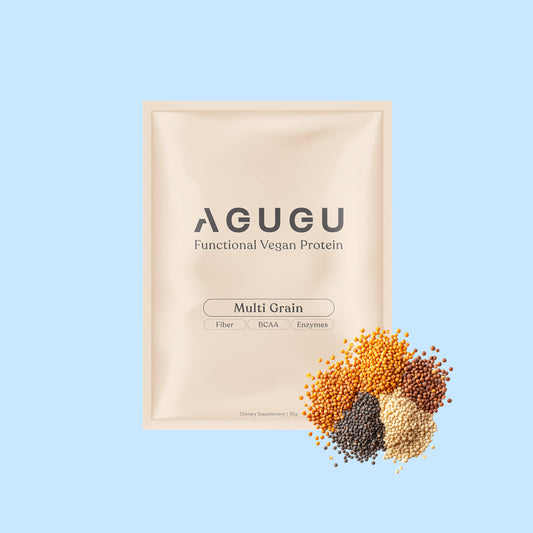 AGUGU綜合穀物口味草飼乳清蛋白單包裝，設計簡約，標示每份含24克蛋白質與3.5克BCAA，搭配穀物元素作為視覺識別